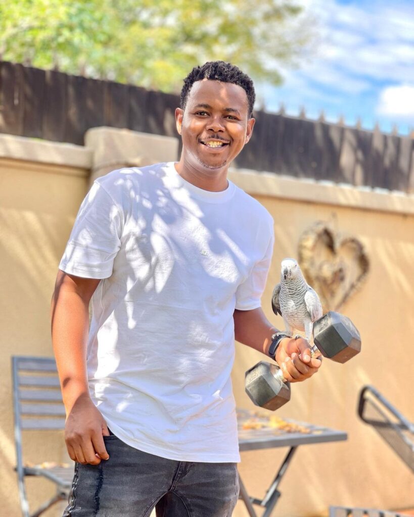 Image of Cornet Mamabolo lifting weights!